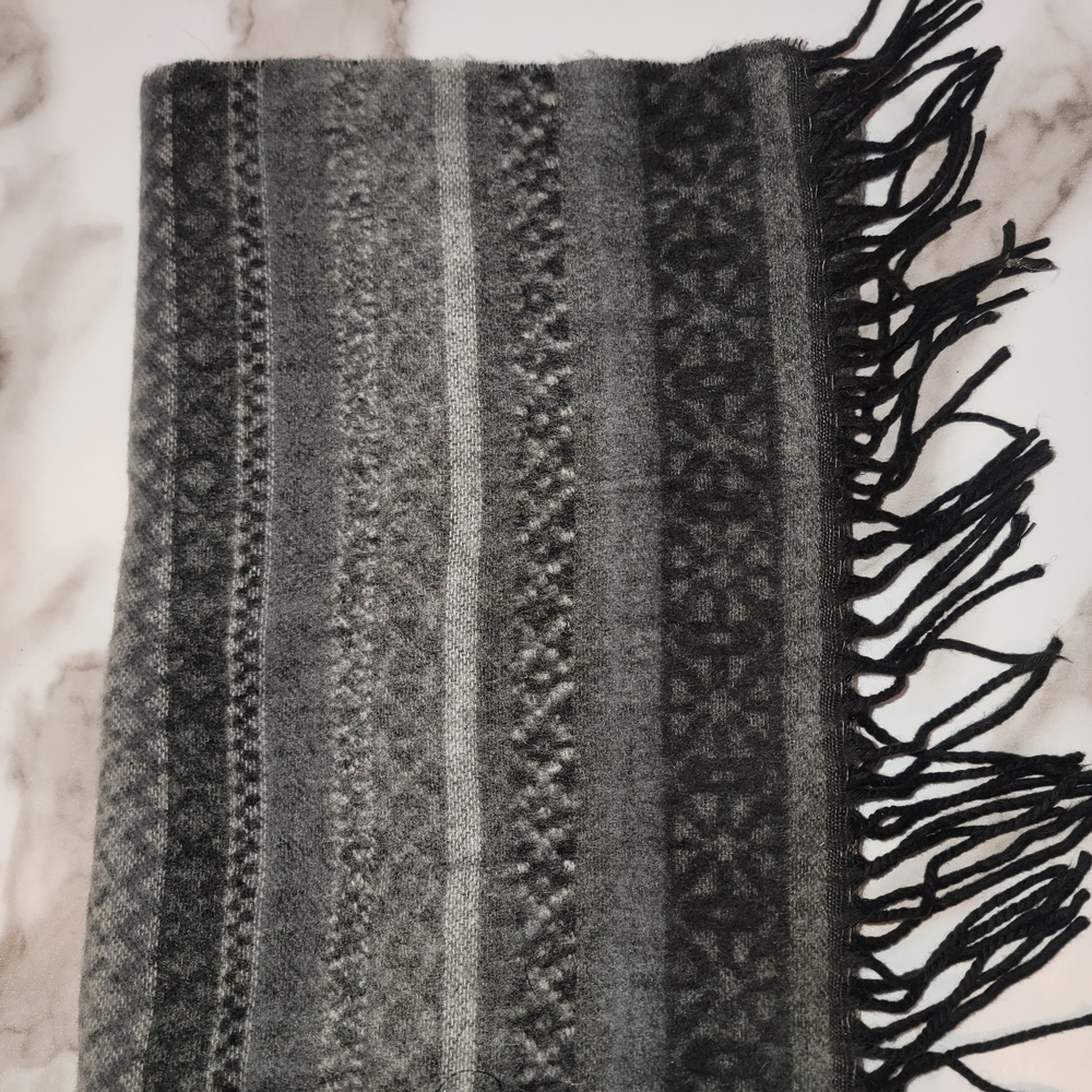 Roundtree & Yorke Charcoal Textured Scarf